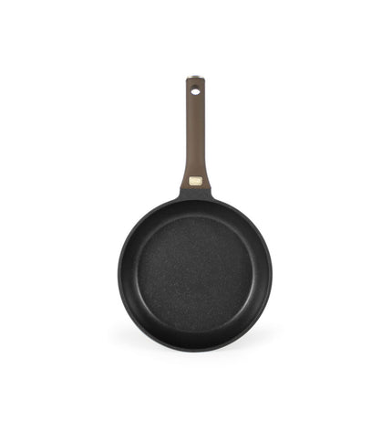 Six Quttin leather-bruin and zwart aluminium pans, 24 cm diameter, suitable for home cooking and kitchen use.