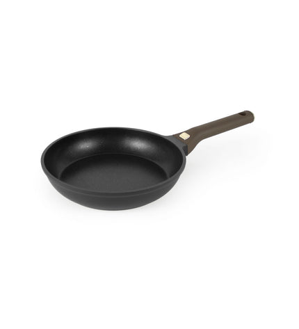 Set of six Quttin leather-bruin and zwart aluminum pans with 30 cm diameter for kitchen and cooking use.