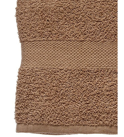 Set of three Berilo Kameel bath towels, 70x130 cm, made of 80% cotton and 20% polyester, in a natural house and bath setting.