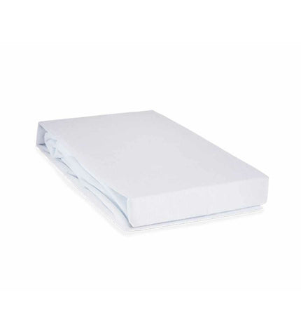 White mattress protector from Gift Decor, 135 x 195 cm, shown on a bed with a smooth, clean surface.
