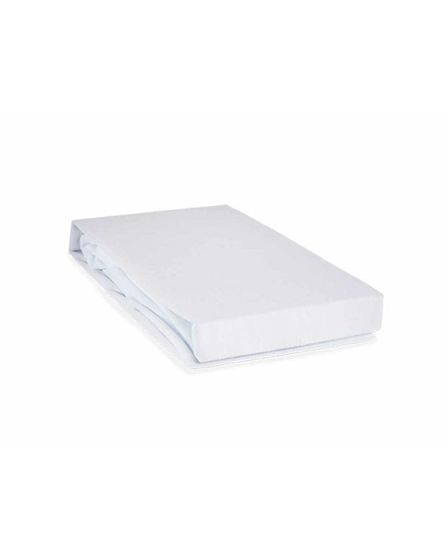 White mattress protector from Gift Decor, 135 x 195 cm, shown on a bed with a smooth, clean surface.