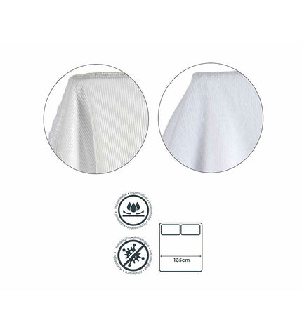 White mattress protector from Gift Decor, 135 x 195 cm, shown on bed, ideal for protecting and decorating bedding.