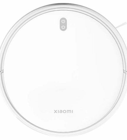 Xiaomi E10 robot stofzuiger with 2600mAh battery cleaning hardwood and tile floors in a modern home.