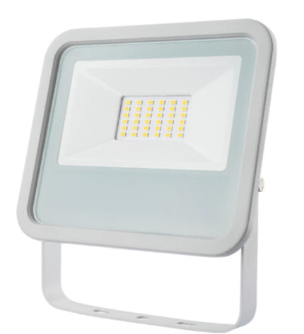 EDM Bouwlamp EDM 70374 in wit with 30W, 2100 lumens, 6400K for outdoor garden decoration, mounted on exterior wall.