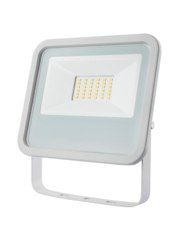 EDM Bouwlamp EDM 70374 in wit with 30W, 2100 lumens, 6400K for outdoor garden decoration, mounted on exterior wall.