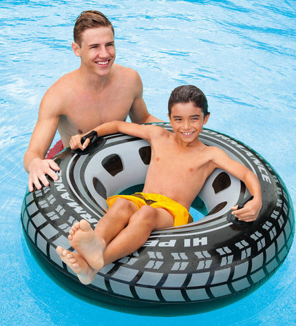 Six Intex inflatable bands, 114x114 cm each, used for outdoor play and games, shown inflated on a grassy background.