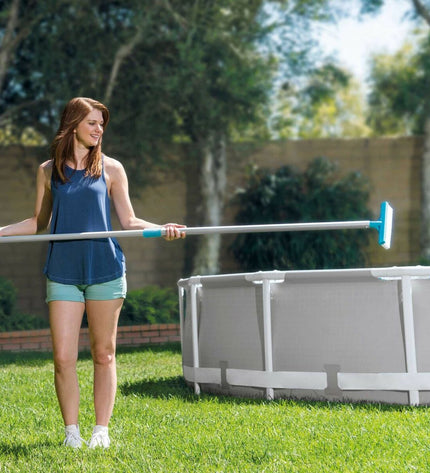 Intex gebogen zwembadborstel for wall cleaning, measuring 25.4 x 14 x 17 cm, designed for pool maintenance.