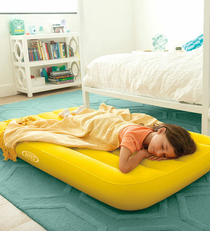 Six Intex Cozy Kidz air mattresses for children, 88x18x157 cm, suitable for camping and outdoor activities.