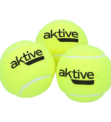 Six yellow Aktive Tennisballen Aktive Pro 3 tennis balls for outdoor play, shown on a tennis court.