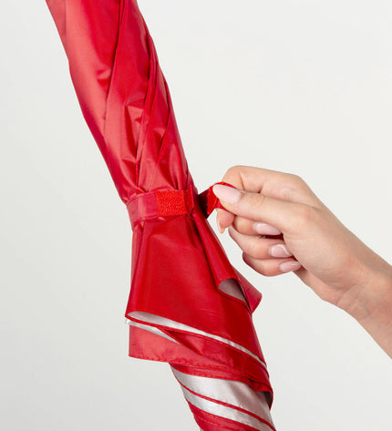 Six Aktive red umbrellas with 150 cm diameter open, featuring sturdy bagage design, ideal for travel and outdoor use.