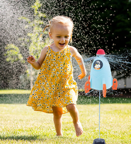 Colorbaby plastic watersproeier toy for outdoor play, measuring 22x33x22 cm, ideal for children's water games and outdoor fun.