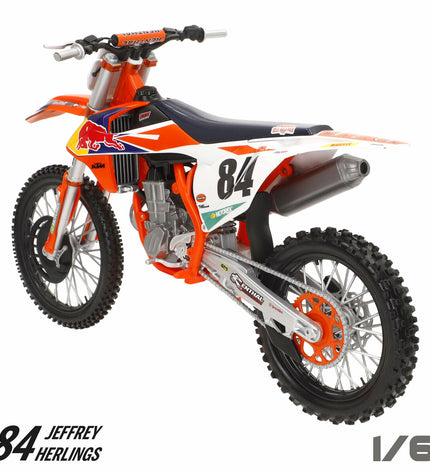Maisto toy motorcycle model measuring 37x22x14 cm, detailed plastic vehicle for children's play and collection.