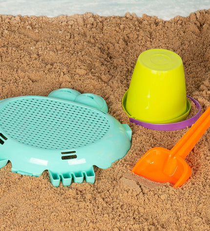 Colorbaby strand speelgoedset with six colorful plastic pieces, ideal for outdoor play and children's games.