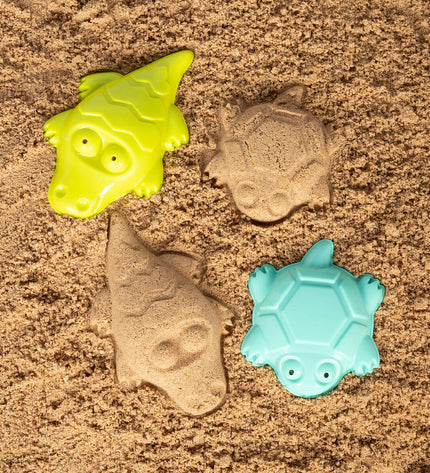 Colorbaby strand speelgoedset with six colorful plastic pieces, ideal for outdoor play and sports activities for children.