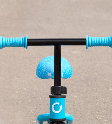 EVO Kinderfiets EVO, colorful children's bike with training wheels, suitable for outdoor play and active fun.