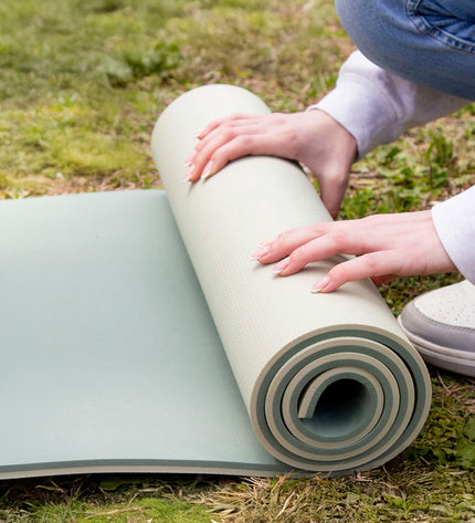 Set of four Aktive outdoor mats, 180 x 12 x 50 cm, ideal for camping and hiking activities.