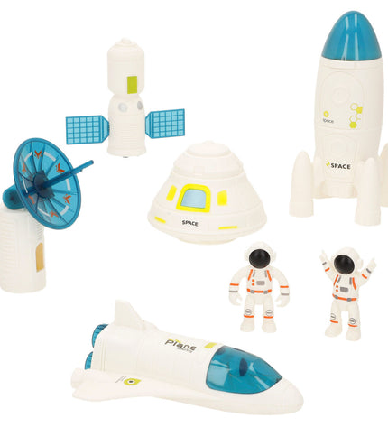 Colorbaby astronaut playset with 7 parts, colorful space-themed toy for children, includes astronaut figures and accessories.