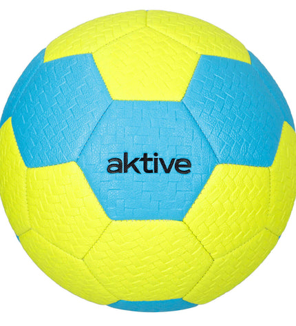 Set of 12 Aktive football-shaped toys, 22x22x22 cm, suitable for outdoor play and sports activities.