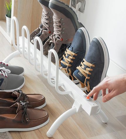 InnovaGoods electric shoe rack with 80W power, holding four pairs of shoes, designed for home storage and organization.