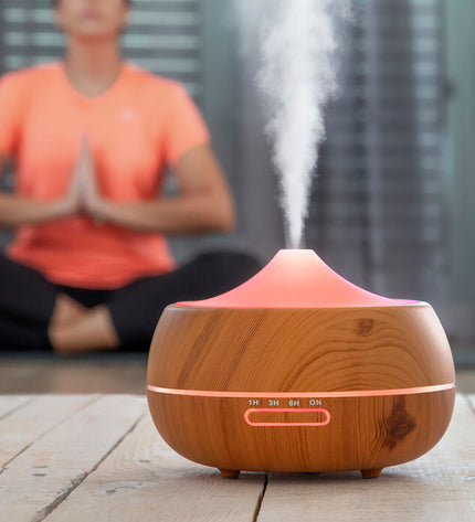 InnovaGoods Aromaverstuiver bevochtiger with colorful LED lights, wooden-effect housing, portable air conditioning for home and kitchen use.