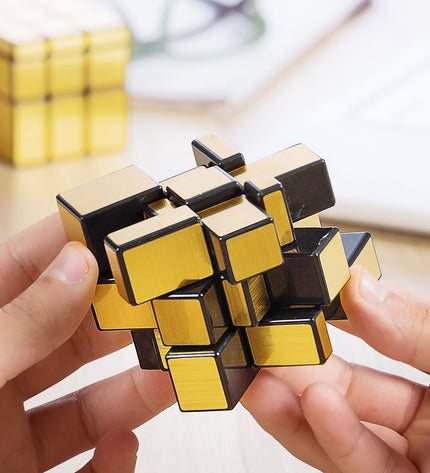 InnovaGoods Magische Kubus Puzzel Ubik 3D speelgoed en hersenkraker, colorful cube with intricate 3D design and movable segments.