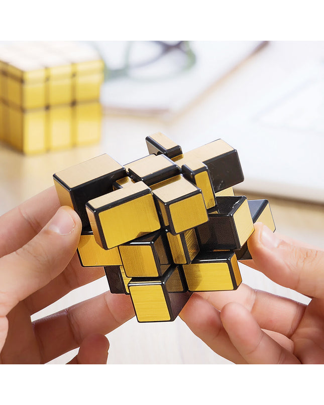 InnovaGoods Magische Kubus Puzzel Ubik 3D speelgoed en hersenkraker, colorful cube with intricate 3D design and movable segments.