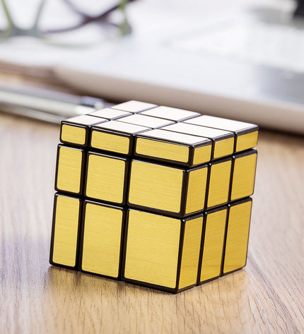 InnovaGoods Magische Kubus Puzzel Ubik 3D, colorful brain teaser toy with rotating segments for challenging play.