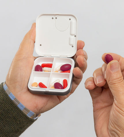 InnovaGoods electronic intelligent pillbox for home and bathroom use, compact white pill organizer with digital display