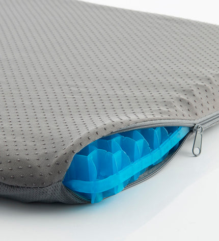InnovaGoods Hexafresh honingraat gelkussen for health and personal care, showing the honeycomb-patterned gel cushion in use.
