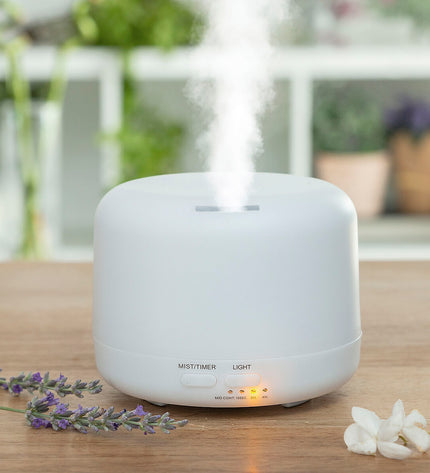 InnovaGoods Aromaverstuiver bevochtiger with multi-colored LED lights, portable air conditioning device for home and kitchen use.