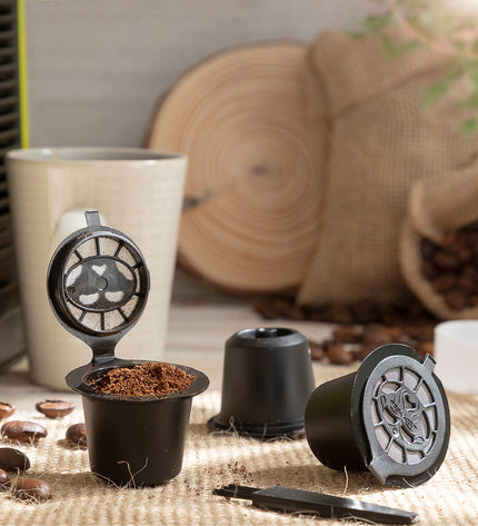 Set van 3 herbruikbare InnovaGoods koffiecapsules voor hergebruik, geschikt voor koffie en thee, in een keukensetting.