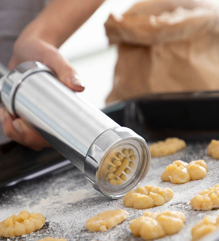 InnovaGoods 2-in-1 cookie press and decorating syringe for baking, with metal and plastic parts, suitable for home baking and cake decorating.