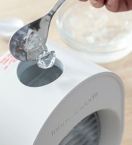 Portable InnovaGoods Mini Ultrasone luchtbevochtiger with LED lights, compact design for home and kitchen use.