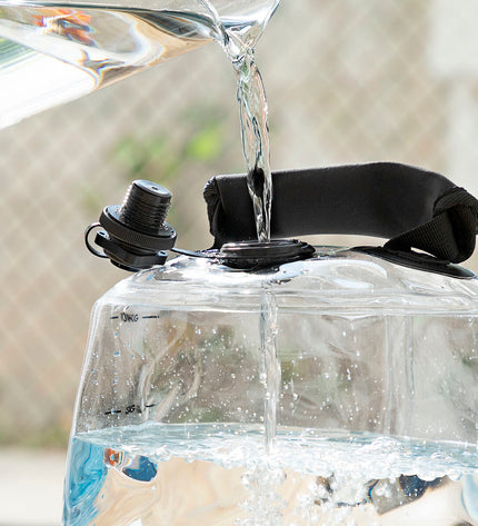 InnovaGoods Met water gevulde kettlebell for fitness training, shown with exercise guide, suitable for sport and outdoor workouts.
