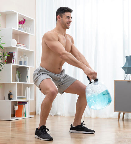 InnovaGoods Met water gevulde kettlebell for fitness training, showing a blue kettlebell with handles and workout guide in the background.