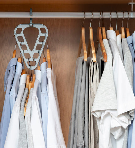 InnovaGoods organizer set for clothes hangers, two-piece storage solution for home organization and closet management.