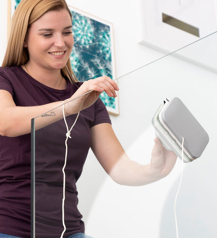 InnovaGoods Magnetische Ramenreiniger Klinduo for home cleaning, showing the magnetic cleaning tool on a tiled kitchen surface.