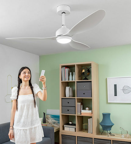 InnovaGoods plafondventilator with LED lighting, 3 ABS blades, white finish, 52-inch diameter, ideal for home cooling and lighting.