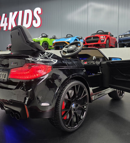 BMW M5 24 volt metallic zwarte kinderauto