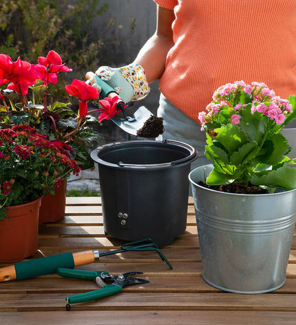 Electric kitchen compost machine by Ewooster InnovaGoods, compact appliance for eco-friendly food waste recycling.