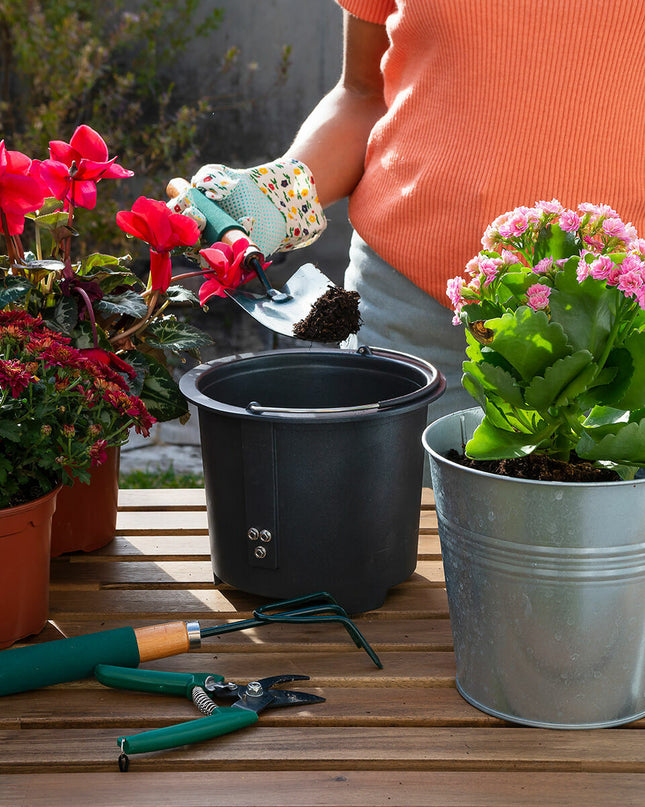 Electric kitchen compost machine by Ewooster InnovaGoods, compact appliance for eco-friendly food waste recycling.