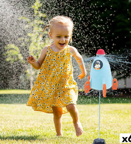 Colorbaby plastic watersproeier toy for outdoor play, measuring 22x33x22 cm, designed for fun water games and active outdoor activities.