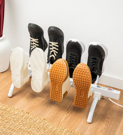 InnovaGoods electric shoe rack with 80W capacity, holding four pairs of shoes, organized on a sleek storage shelf.