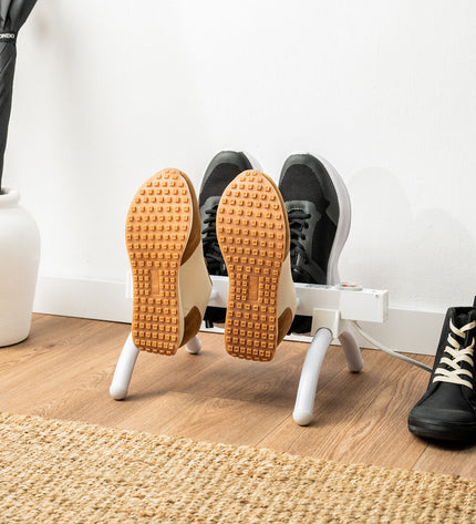 InnovaGoods electric shoe rack with 40W power, organizing two pairs of shoes in a modern household storage solution.