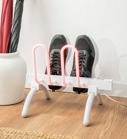 InnovaGoods electric shoe rack with 2 pairs, 40W, for home organization, shown with shoes on a modern storage unit.